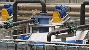 Esempio di installazione dei misuratori di portata ISOMAG MS2500 con convertitori di ISOIL Industria in un impianto di riciclo della plastica