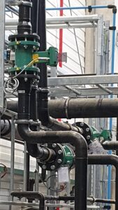 Misuratore di portata ISOMAG modello MV2500 con convertitore installato in un impianto di riciclo della plastica